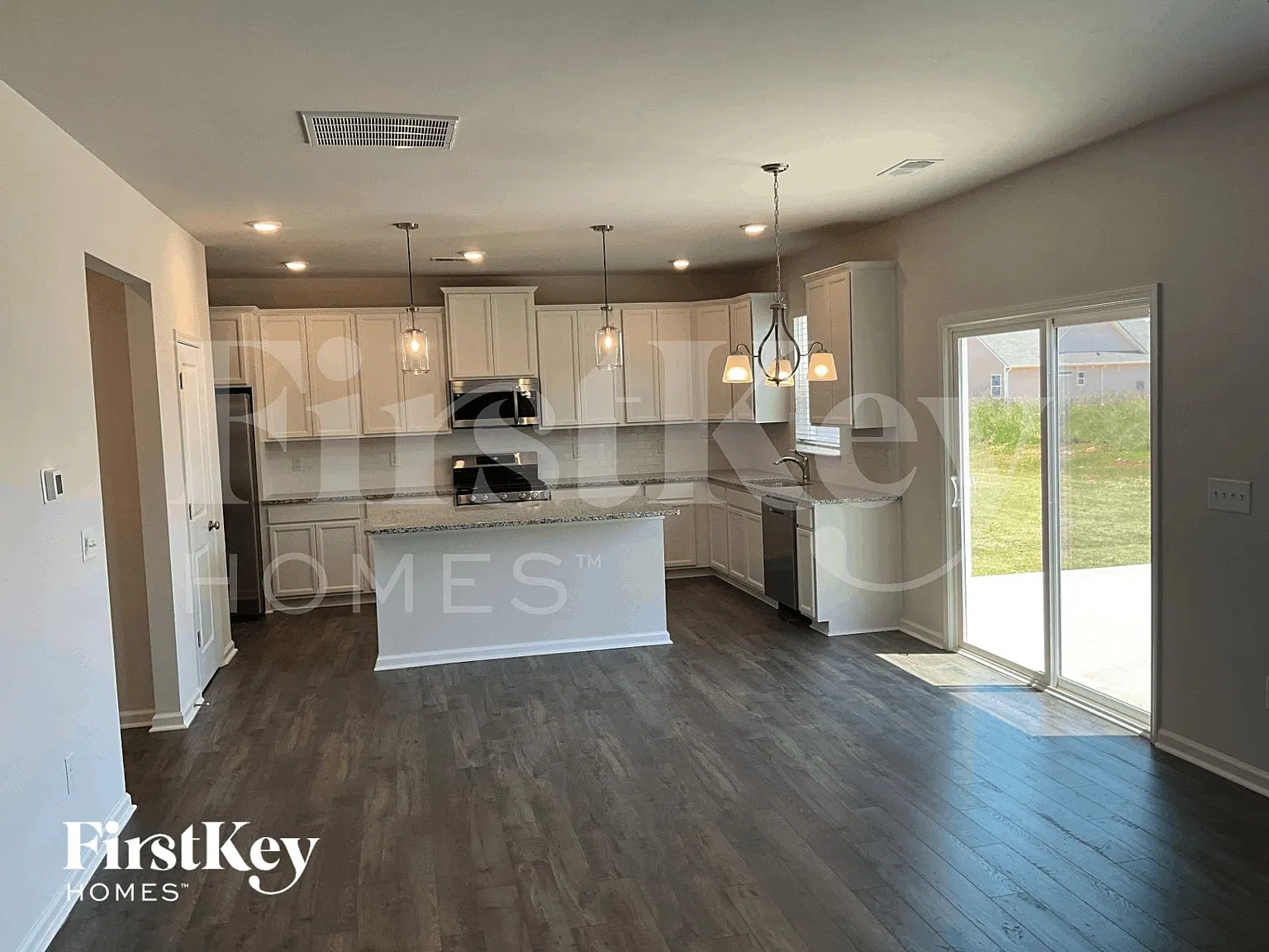 4 bed, 2.5 bath, 2481 sqft, $2,355 — Photo 4