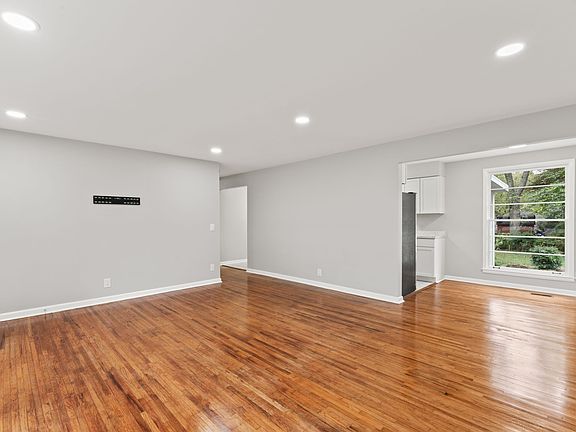 5th image of 1107 W Northfield Blvd