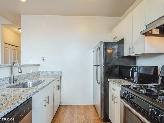3rd image of 1048 W Dickens Ave APT 21
