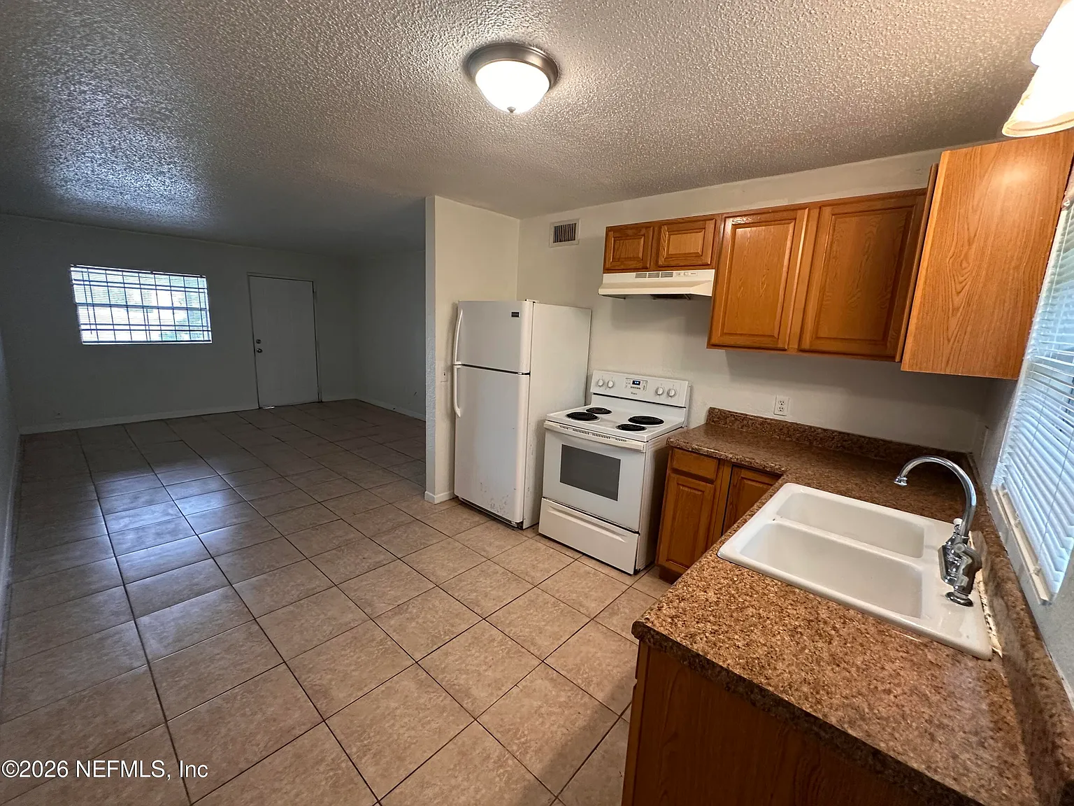 8 bed, 1.0 bath, 3016 sqft, $900 — Photo 2