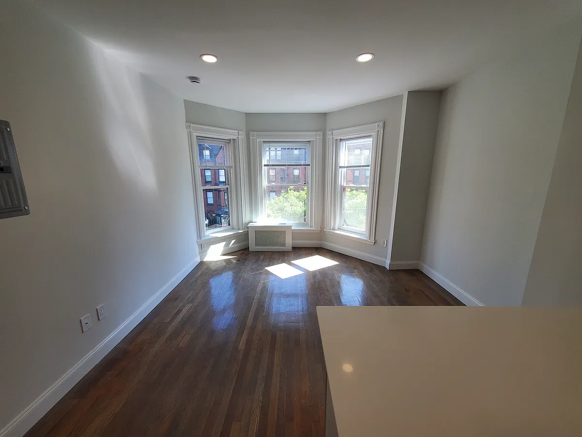 Building Photo - 225 Newbury St #4