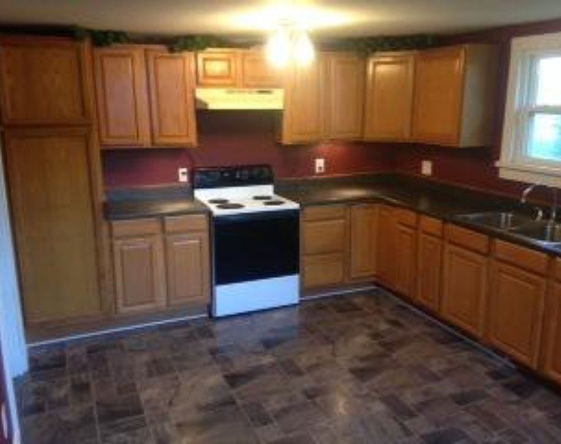 Updated eat-in kitchen. 