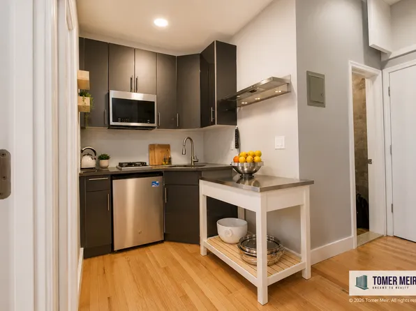 326 West 45th Street image 1 of 6