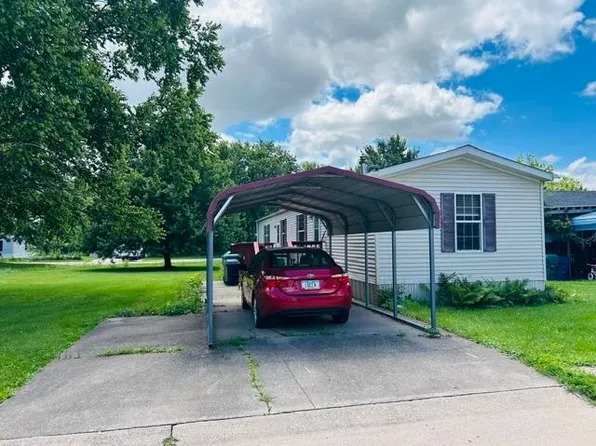 300 S Columbus St Trailer 108, West Liberty, IA 52776