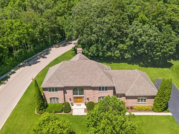 130 N Buckingham Dr, Sugar Grove, IL 60554