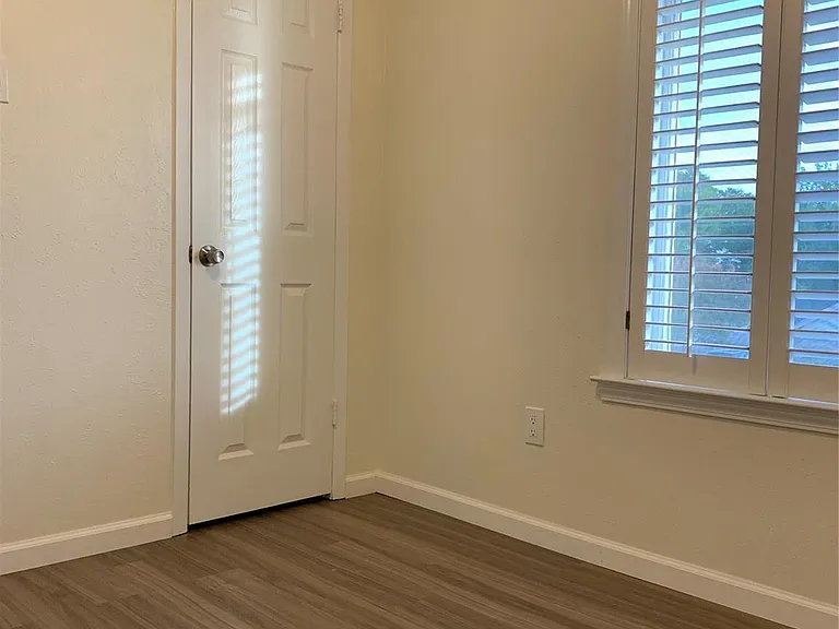 2211 Montclair Dr — Photo 20