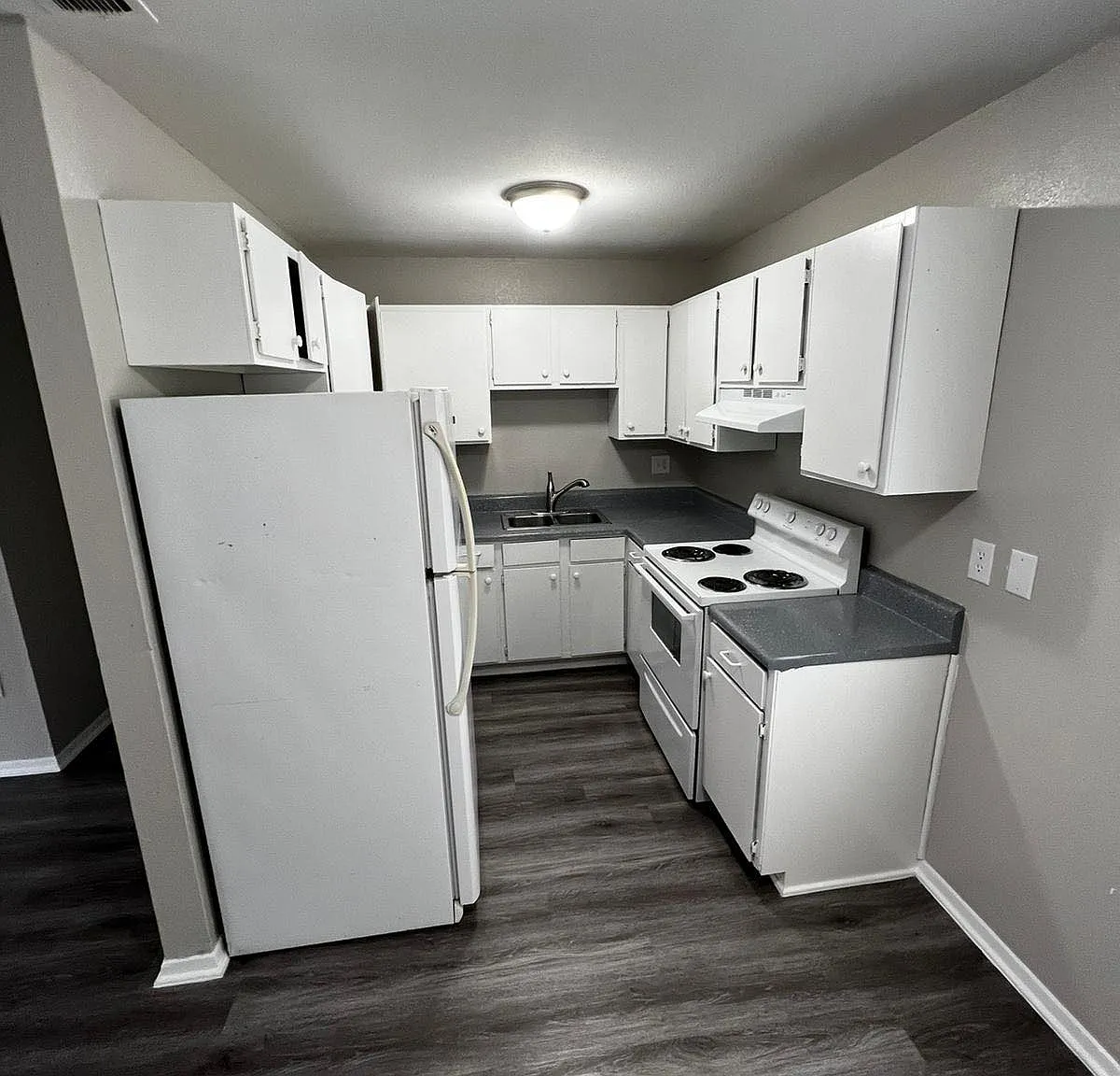 Village Apartments - 2709-B4 — Photo 3
