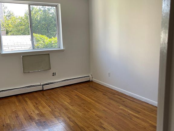 3rd image of 758 Quincy Ave APT 1