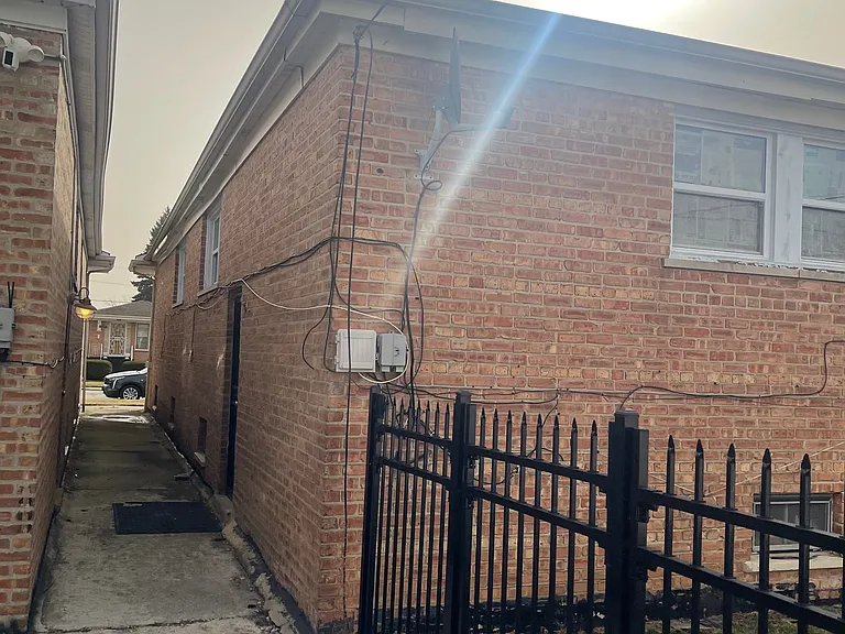10034 S Princeton Ave — Photo 2
