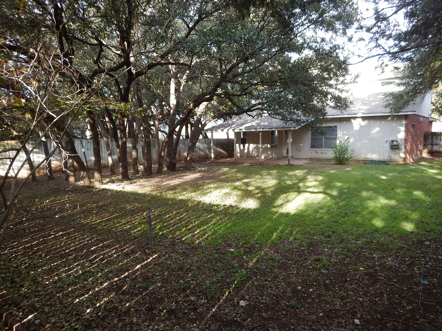 4 bed, 2.5 bath, 1819 sqft, $2,100 — Photo 2