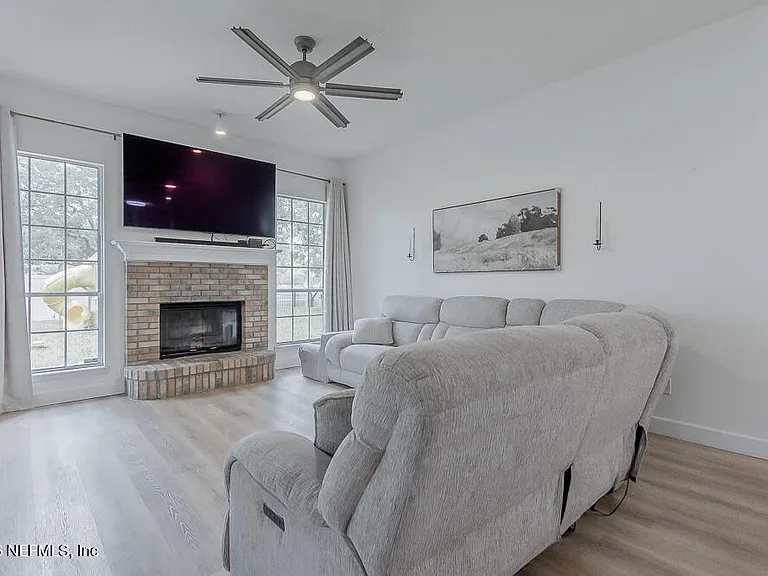 1905 Harbor Island Dr — Photo 17