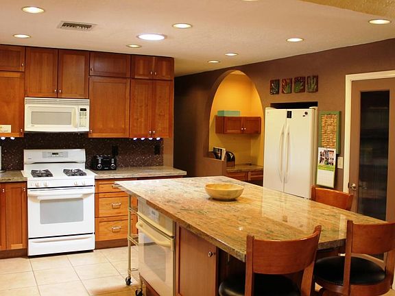 5th image of 208 E Yvon Dr