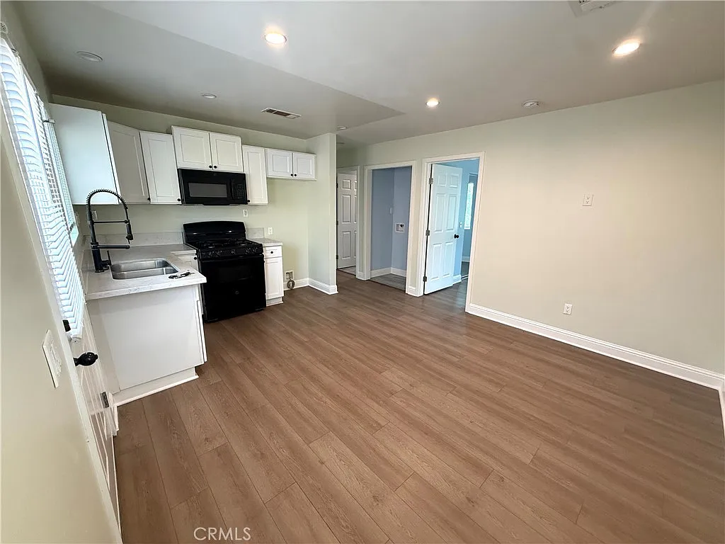 3 bed, 936 sqft, $3,250 — Photo 3