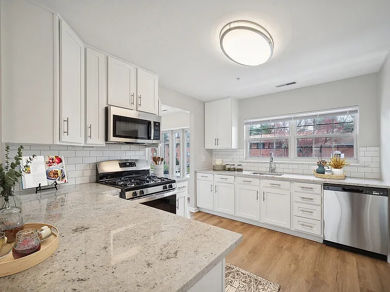 Elevate your lifestyle at Eagle Rock Apartments at Bel Air, featuring a modern kitchen with sleek appliances and stylish finishes. Enjoy cooking and entertaining in this inviting space. Schedule a tour today to see it for yourself!