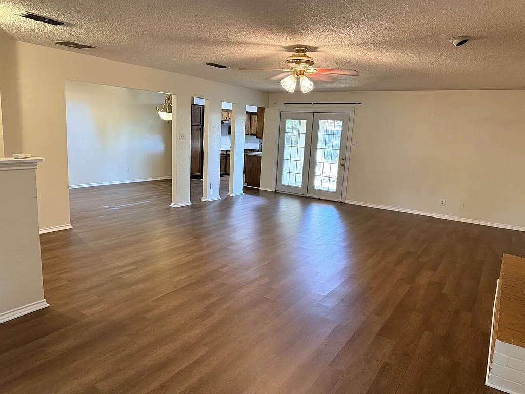 3 bed, 2.0 bath, 2087 sqft, $2,300 — Photo 4
