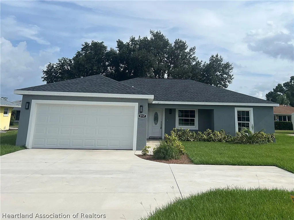 3 bed, 2.0 bath, 1460 sqft, $2,000 — Photo 1