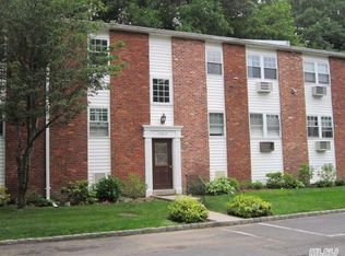 140 Church St APT 2D, Kings Park, NY 11754
