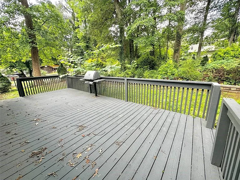 210 Suburban Dr NE — Photo 28