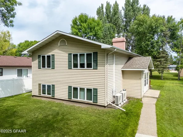17 Garden Cir NW, East Grand Forks, MN 56721