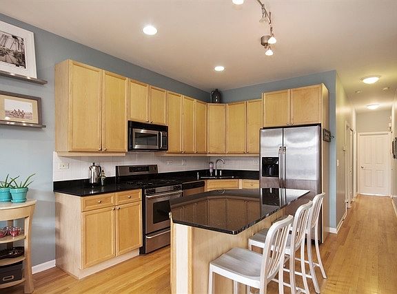 5th image of 1639 N Oakley Ave #S1