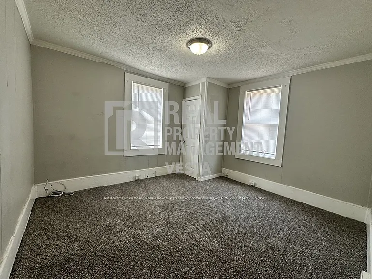 1596 Burton Ave — Photo 6