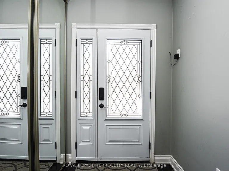 48 Montjoy Cres — Photo 2