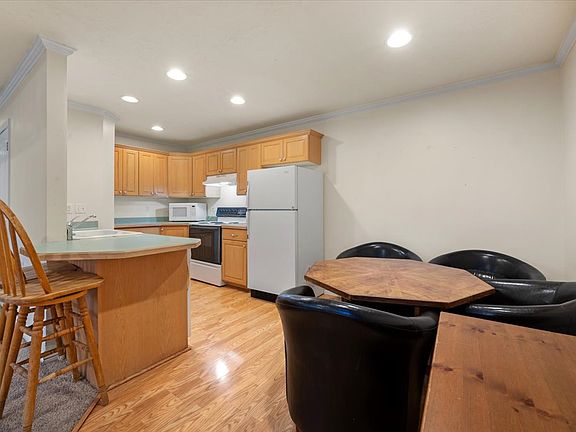5th image of 1525 N Riverside Ave #38