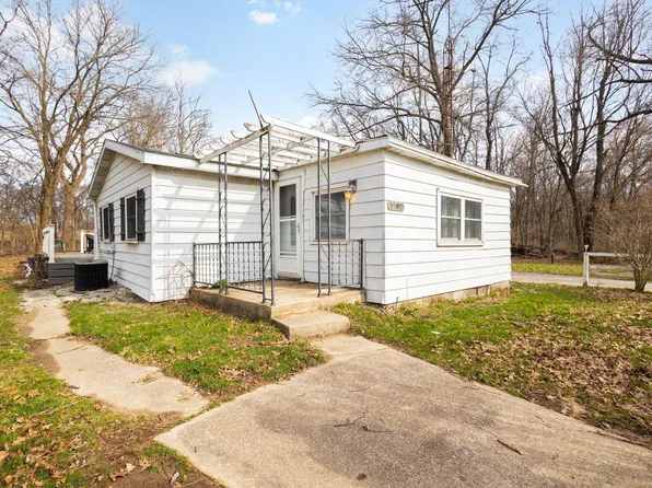 1702 N Longshore Dr, Walkerton, IN 46574