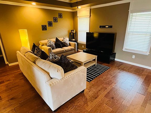 4th image of 261 Redwood Ln