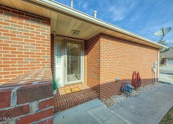 3rd image of 433 Creekview Ln