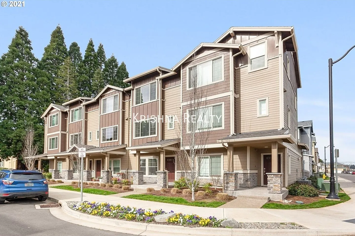 Spectacular 2 Bed | 2.5 Bath + Office/Den Townhome | Prime Hillsboro Location | Modern Living | C... — Photo 1