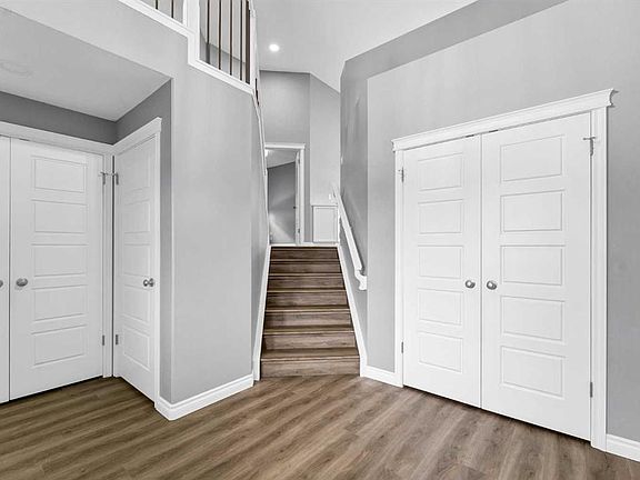 3rd image of 127 W Hamptons Cres SE