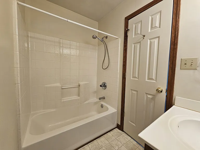627 Creekside Ct — Photo 16