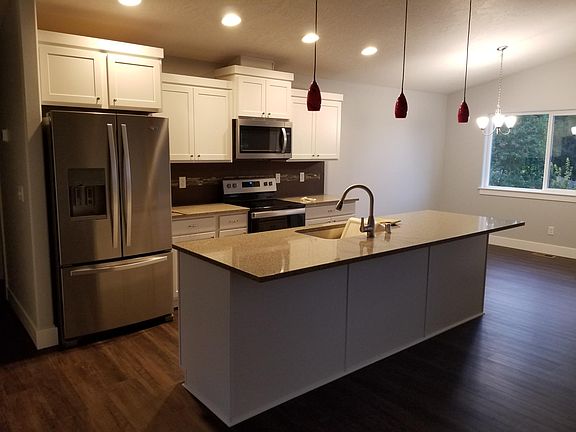 Open design kitchen. All new appliances.