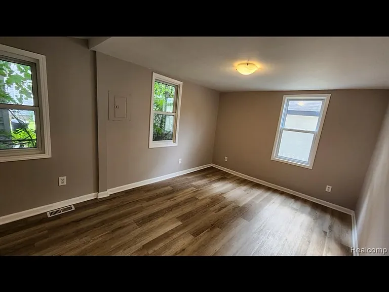 37 W Shevlin Ave — Photo 5