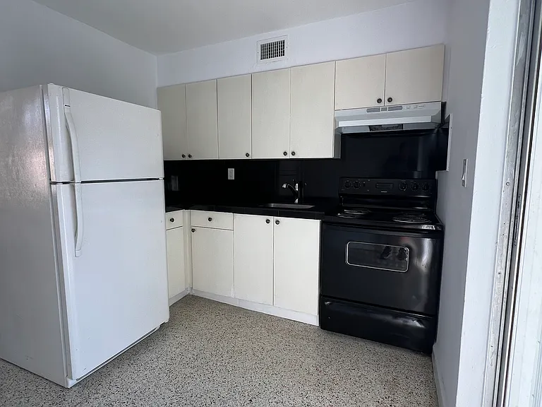 1460 SW 4th St #6 — Photo 3