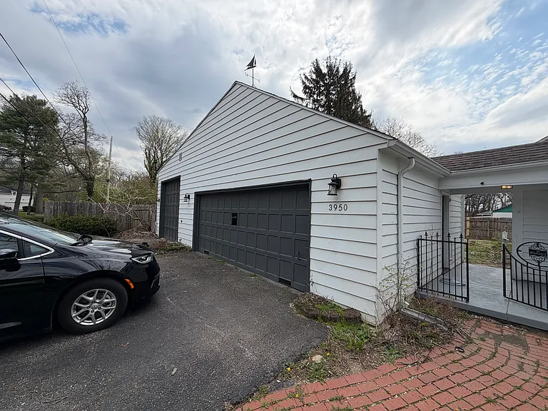 3950 Riverside Dr — Photo 20