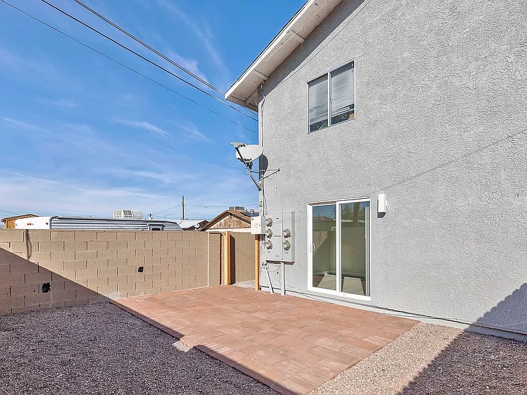 471 Jefferson Blvd — Photo 18