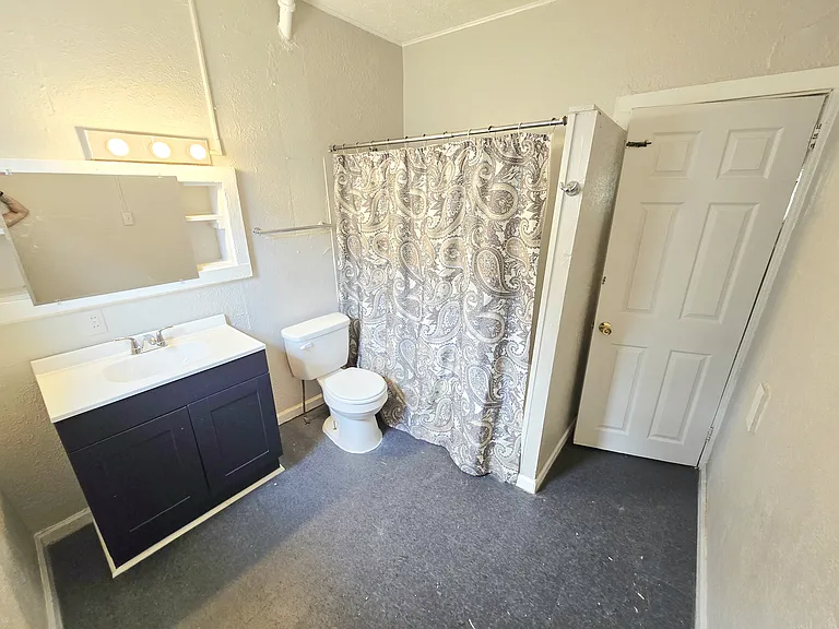 233 E 12th St #1 — Photo 8