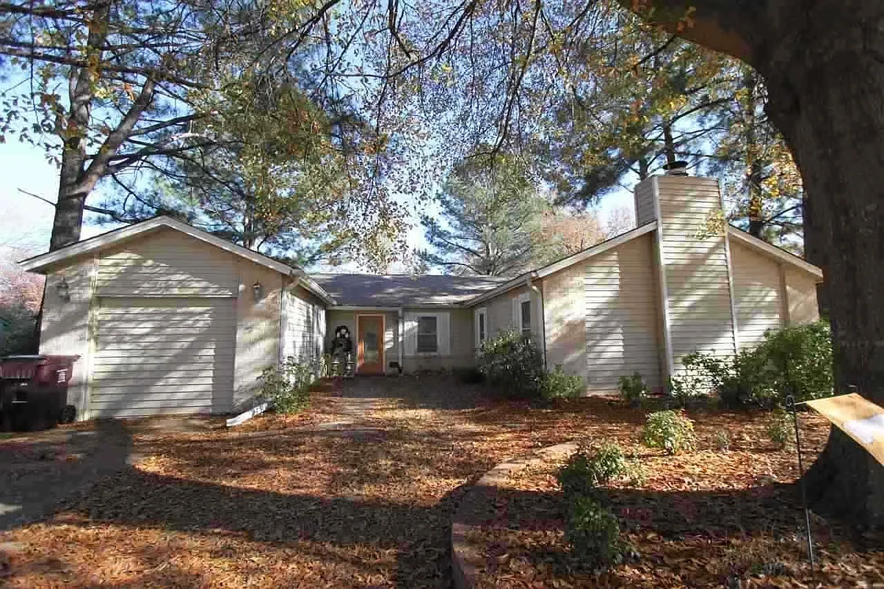 3 bed, 2.0 bath, 2401 sqft, $2,100 — Photo 1
