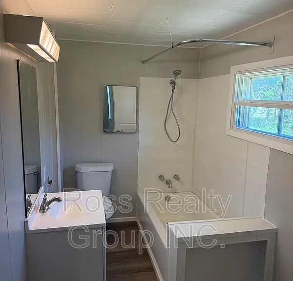 1418 Colburn St — Photo 5
