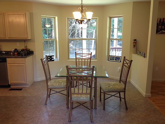 5th image of 47 Bristol Cir
