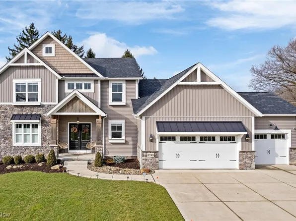 5743 Shadow Ridge Cir NW, North Canton, OH 44720
