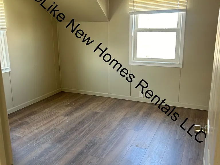 527 Fletcher St — Photo 11