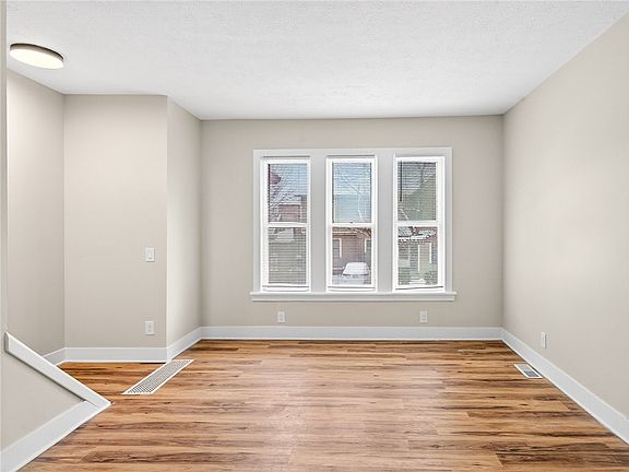 4th image of 636 University Ave #3