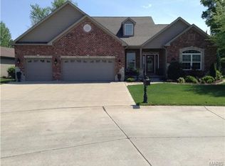 820 Ringer Ct, Saint Louis, MO 63129