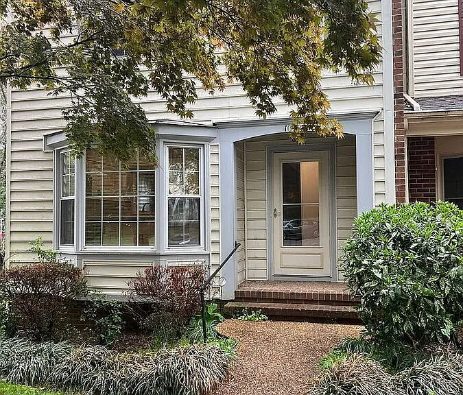 1000 Huntwood Ln — Photo 4
