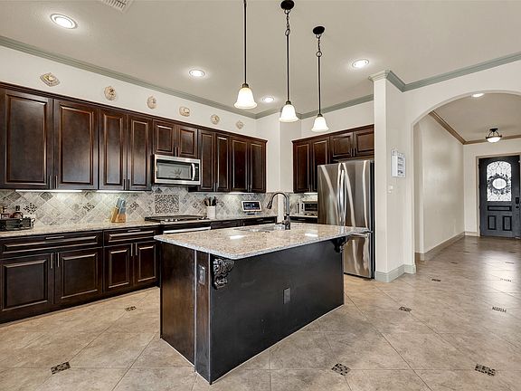 3rd image of 616 Spruce Trl
