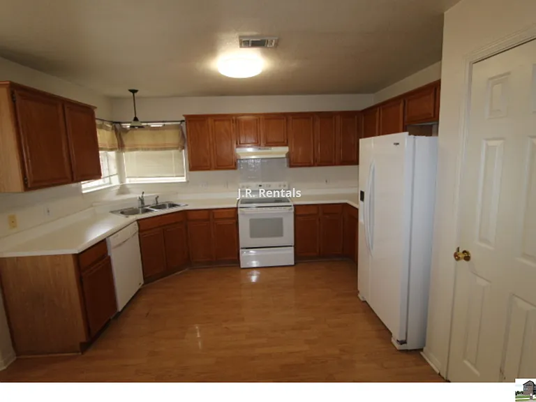 5211 James Loop — Photo 10
