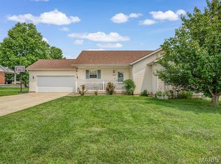 109 E Red Bud Ct, Valmeyer, IL 62295
